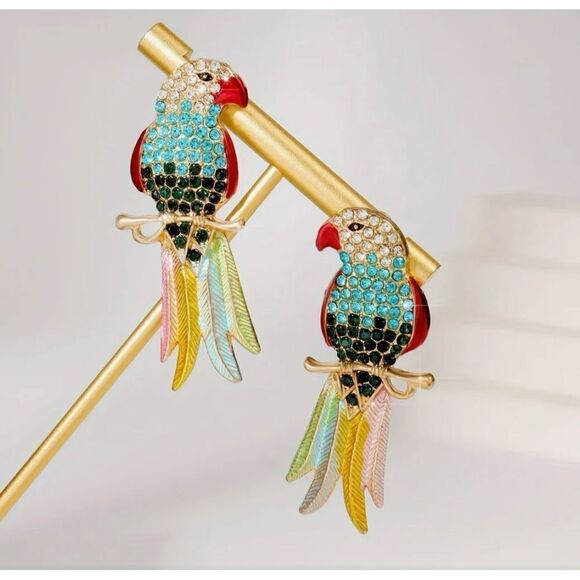 🦜 NEW Betsey Johnson colorful& sparkling parrot earrings 🦜 - Picture 2 of 3